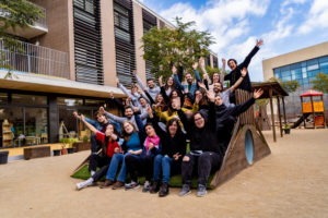 grup de docents aixecant braços